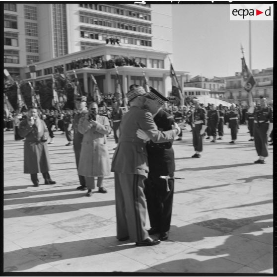 Le Maréchal Juin décore successivement le Général Cailles le Général Bonaffee et le Vice-amiral Salat.