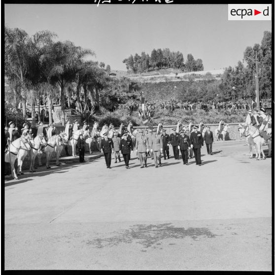 Le Maréchal Juin entouré des généraux Cailles et Bonaffee, du vice-amiral Salat passent les différentes