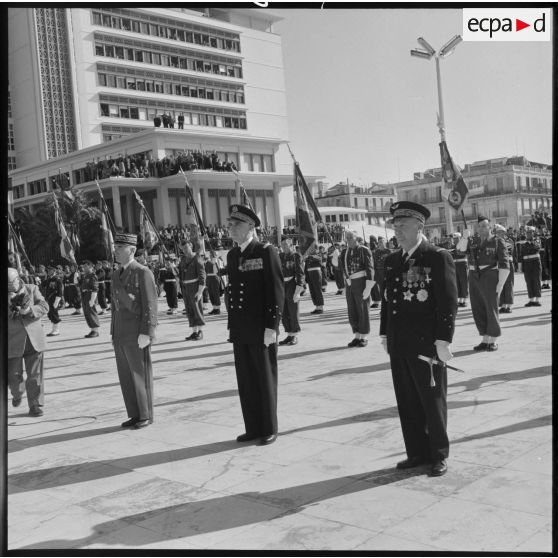 Le Maréchal Juin décore successivement le Général Cailles le Général Bonaffee et le Vice-amiral Salat.