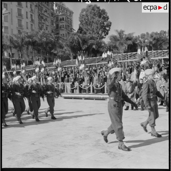Défilé des troupes devant la tribune présidentielle.