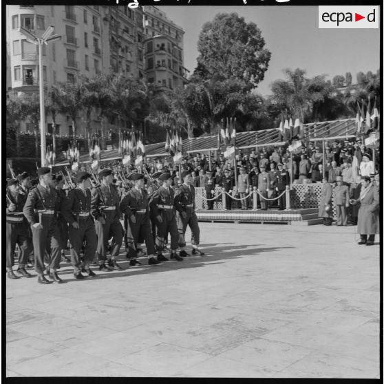 Défilé des troupes devant la tribune présidentielle.