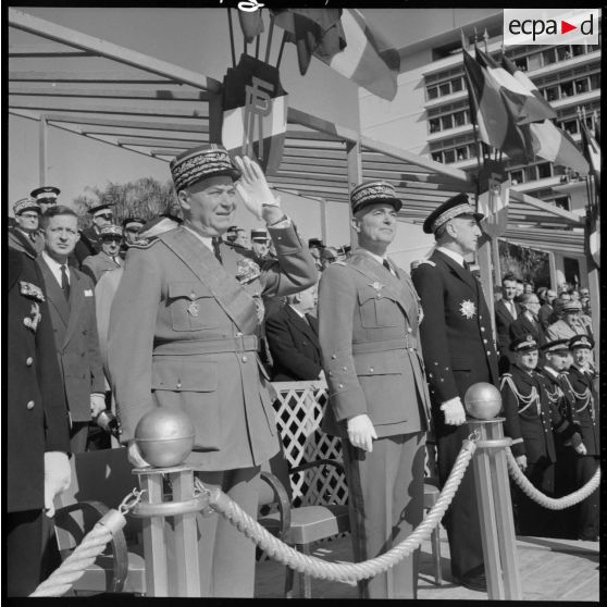 Défilé des troupes devant la tribune présidentielle.
