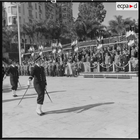 Défilé des troupes devant la tribune présidentielle.
