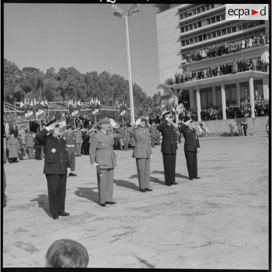 Le Maréchal Juin entouré des généraux Cailles, Bonaffee et du vice-amiral Salat passent les troupes en revue.