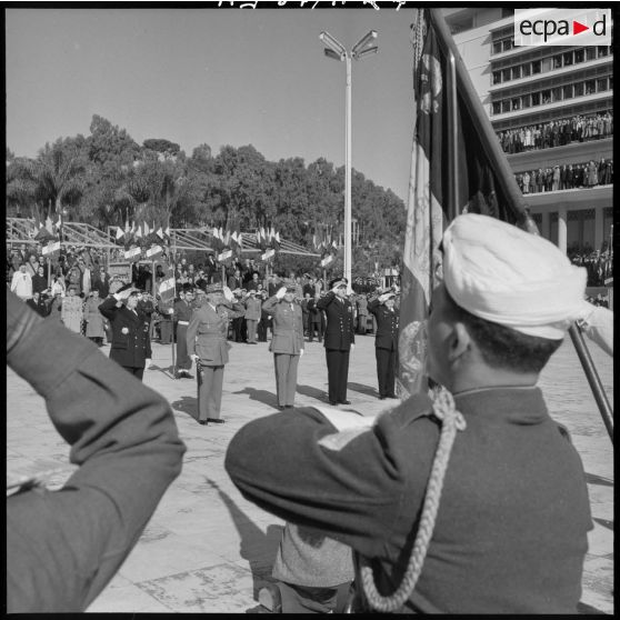 Le Maréchal Juin entouré des généraux Cailles, Bonaffee et du vice-amiral Salat passent les troupes en revue.