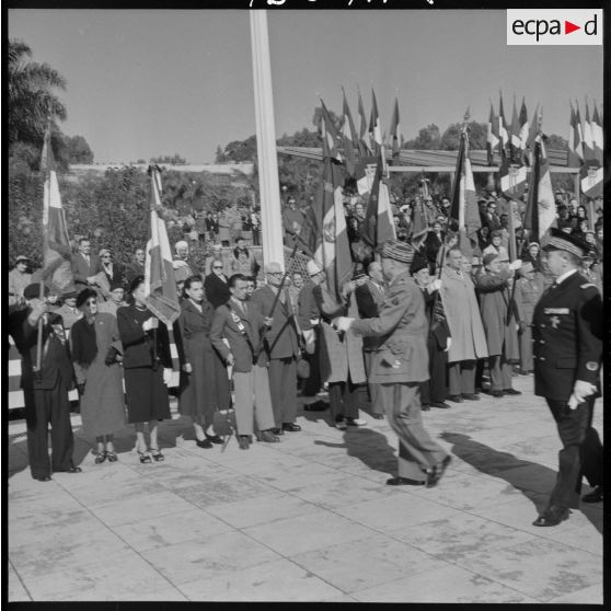 Le Maréchal Juin entouré des généraux Cailles, Bonaffee et du vice-amiral Salat passent les troupes en revue.