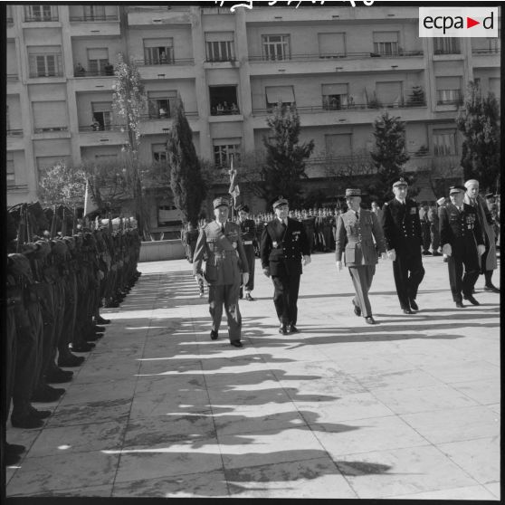 Le Maréchal Juin entouré des généraux Cailles, Bonaffee et du vice-amiral Salat passent les troupes en revue.