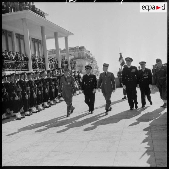 Le Maréchal Juin entouré des généraux Cailles, Bonaffee et du vice-amiral Salat passent les troupes en revue.