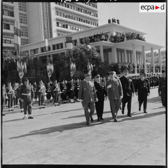 Le Maréchal Juin se dirige vers la tribune présidentielle.