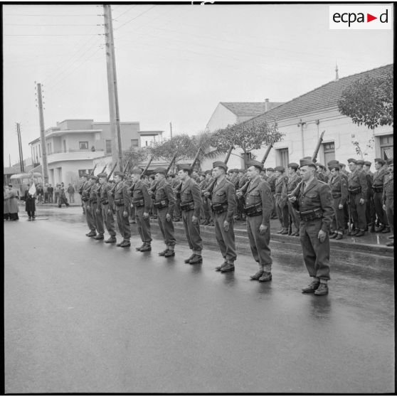 Garde au drapeau, anciens combattants et troupe en armes.