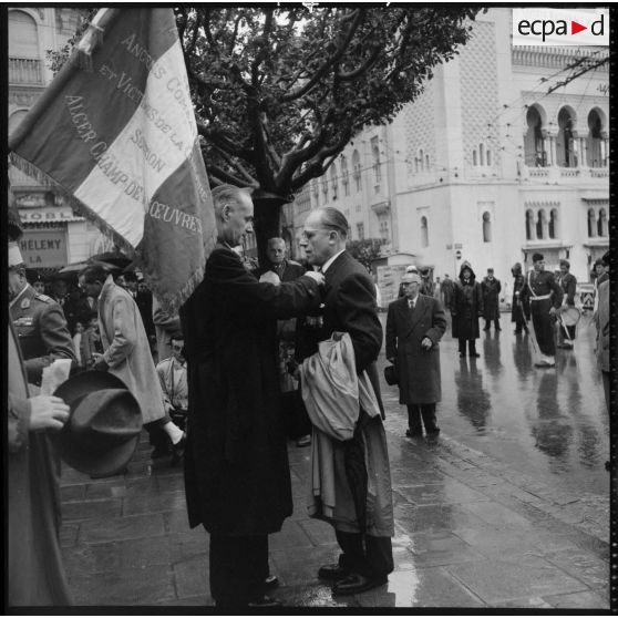 Monsieur Mutter, ministre des anciens combattants et victimes de guerre, décore une autorité civile à Alger.