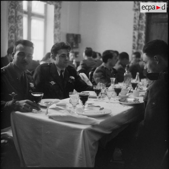 Repas organisé en l'honneur des blessés venus visiter Alger.