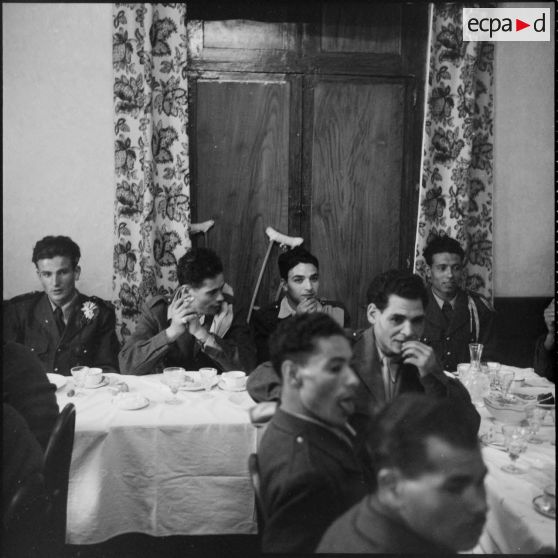 Repas organisé en l'honneur des blessés venus visiter Alger.