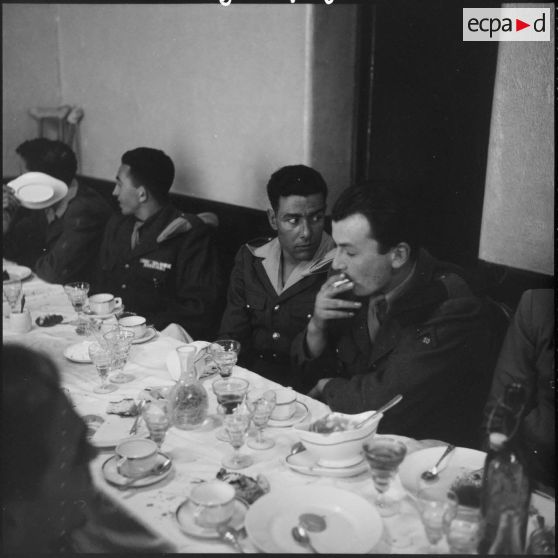 Repas organisé en l'honneur des blessés venus visiter Alger.