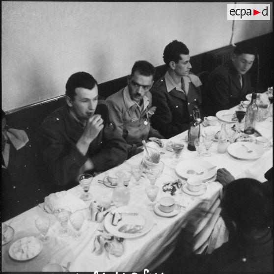 Repas organisé en l'honneur des blessés venus visiter Alger.