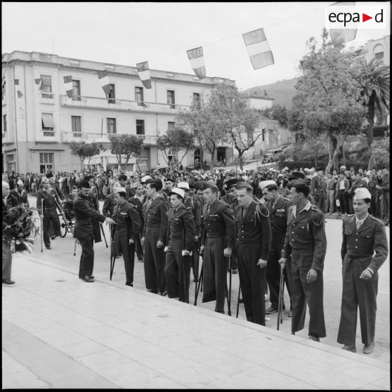 Remise de gerbe au monument aux morts d'Alger.