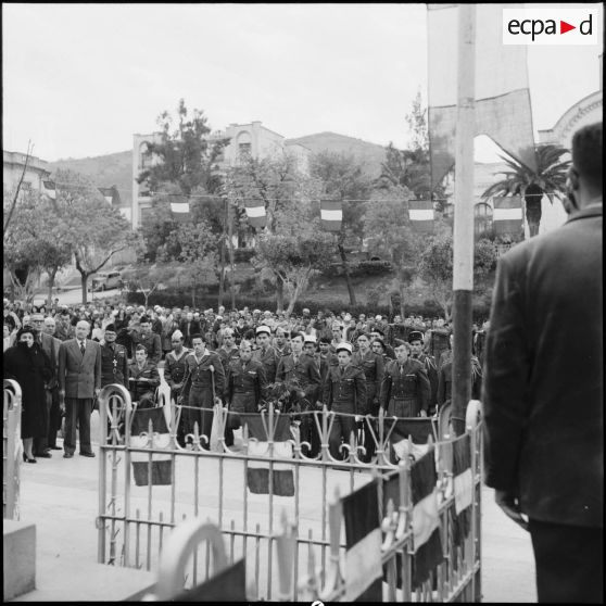 Remise de gerbe au monument aux morts d'Alger.