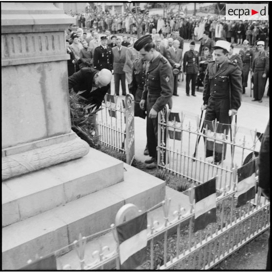Remise de gerbe au monument aux morts d'Alger.