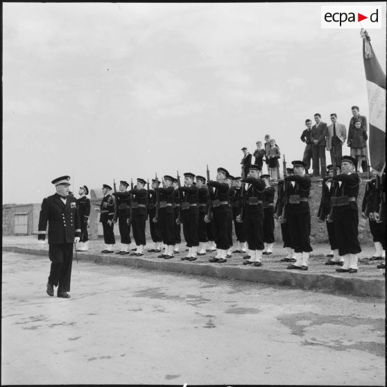 Le capitaine de vaisseau Hilly passe les troupes en revue.