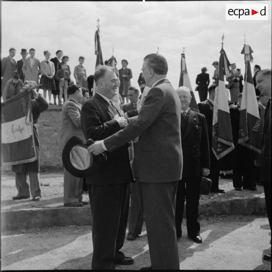 Le capitaine de vaisseau Hilly derre la main de Monsieur Valcada.