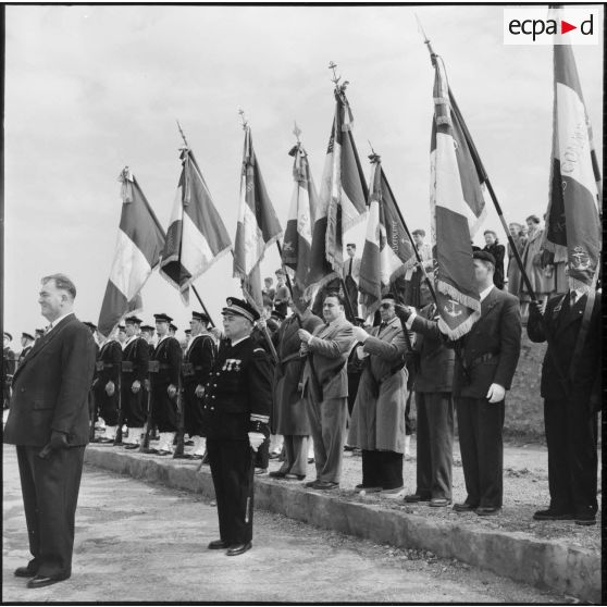 Monsieur Valcada devant les porte-drapeaux des anciens combattants.