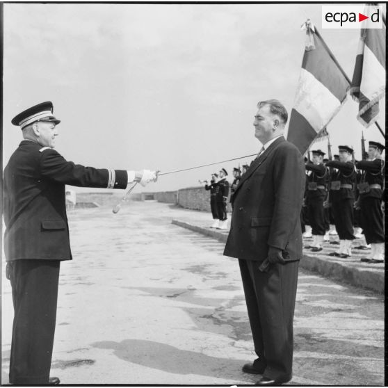 Le capitaine de vaisseau Hilly décore monsieur Valcada.