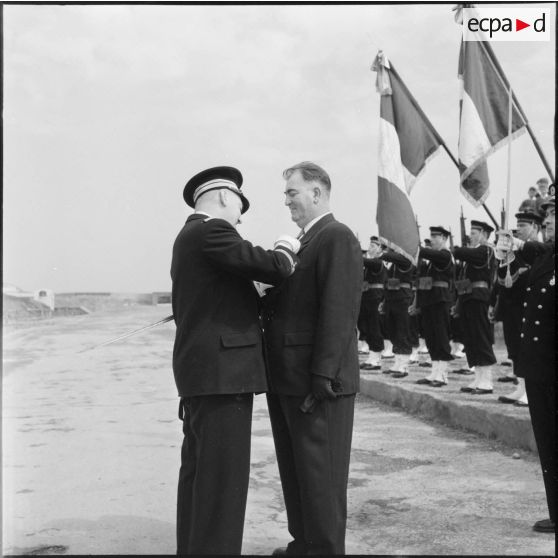 Le capitaine de vaisseau Hilly décore monsieur Valcada.