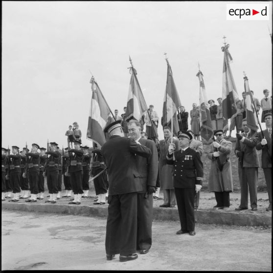 Le capitaine de vaisseau Hilly félicite monsieur Valcada.