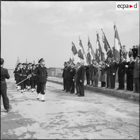 Le capitaine de vaisseau Hilly félicite monsieur Valcada.