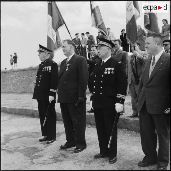 Le capitaine de vaisseau Hilly et Monsieur Valcada sont au garde-à-vous.