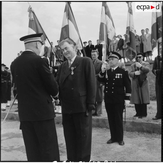 Le capitaine de vaisseau Hilly félicite Monsieur Valcada.