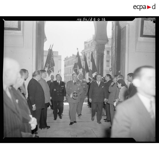 Le maréchal Juin entre dans une église.