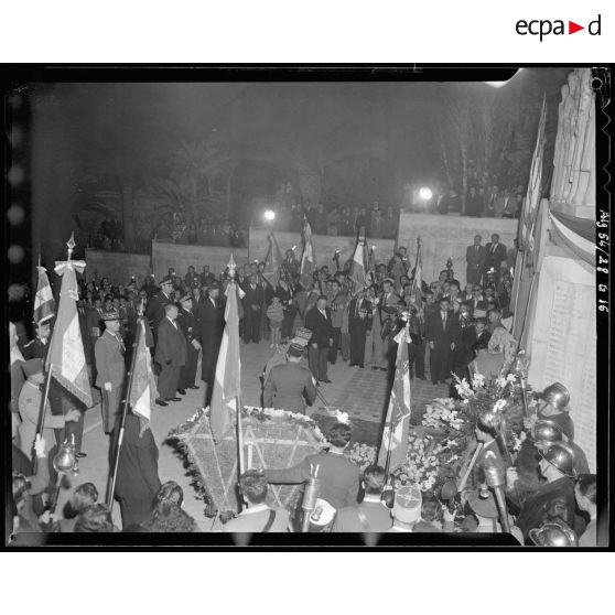 Le maréchal Juin ranime la flamme du soldat inconnu à l'occasion des commémorations de la bataille du Garigliano.