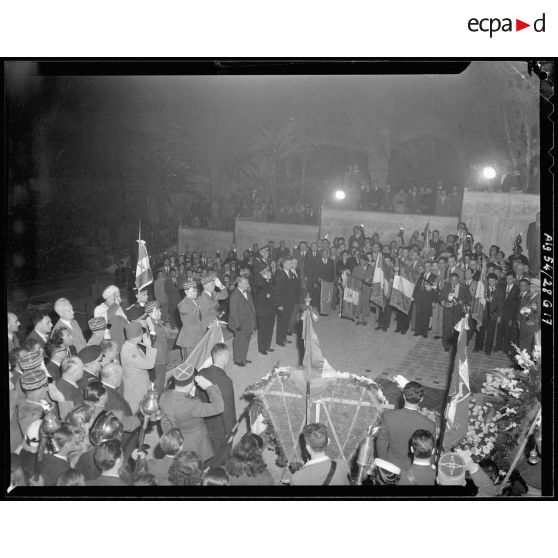 Le maréchal Juin ranime la flamme du soldat inconnu à l'occasion des commémorations de la bataille du Garigliano.