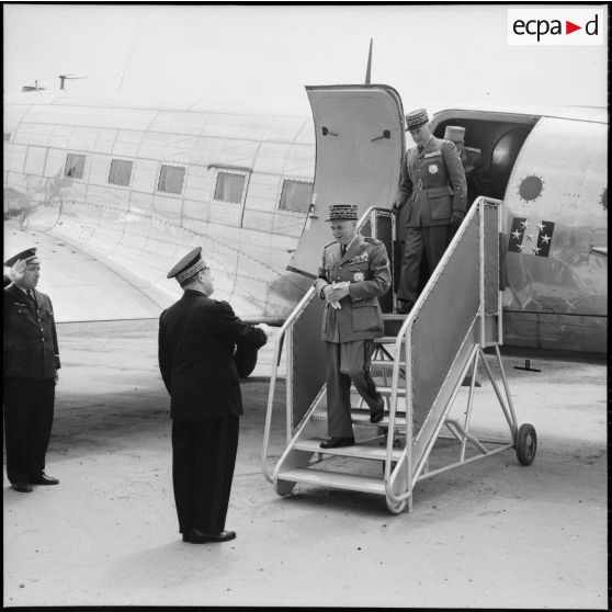 Le Maréchal Juin arrive à l'aéroport d'Alger pour les commémorations de la bataille du Garigliano.