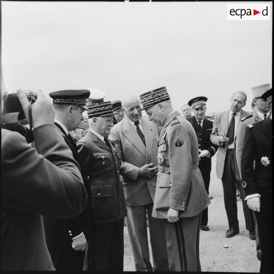 Le comité d'accueil et le maréchal Juin.