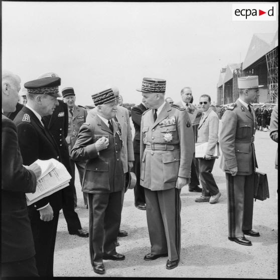 Le comité d'accueil et le maréchal Juin.