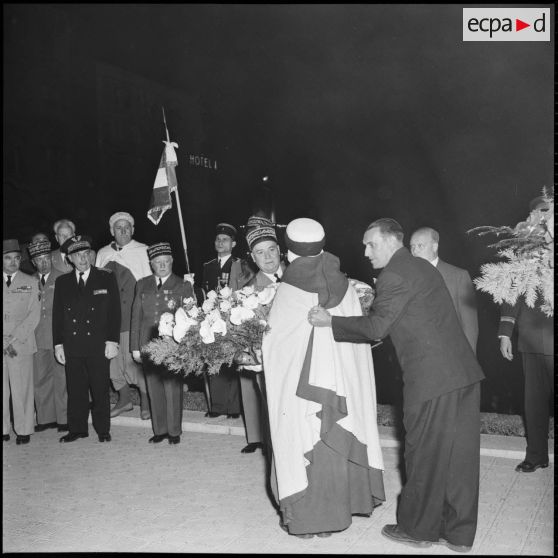 Le maréchal Juin remet une gerbe avec un soldat d'un régiment de spahis lors des commémorations de la bataille du Garigliano.