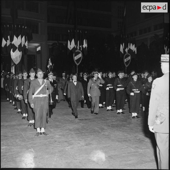 Revue des troupes par le maréchal Juin lors des commémorations de la bataille du Garigliano.