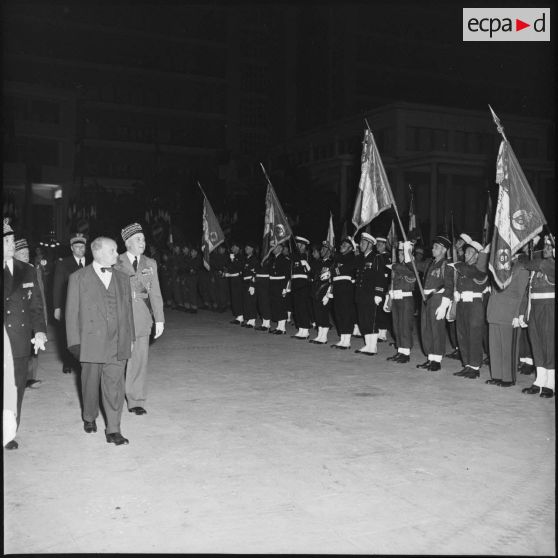 Revue des troupes par le maréchal Juin lors des commémorations de la bataille du Garigliano.