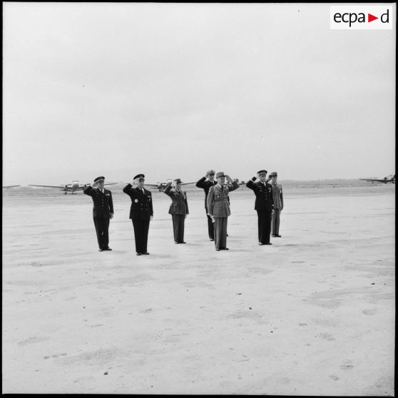 Garde-à-vous sur la piste de l'aéroport d'Alger pour l'arrivée du maréchal Juin.