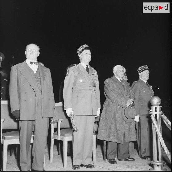 Le Maréchal à la tribune présidentielle pour les commémorations de la bataille du Garigliano.