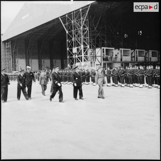 Progression du maréchal Juin sur la piste de l'aéroport.