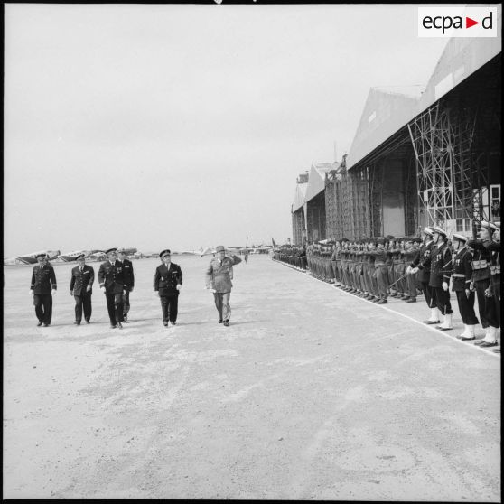 Progression du maréchal Juin sur la piste de l'aéroport.
