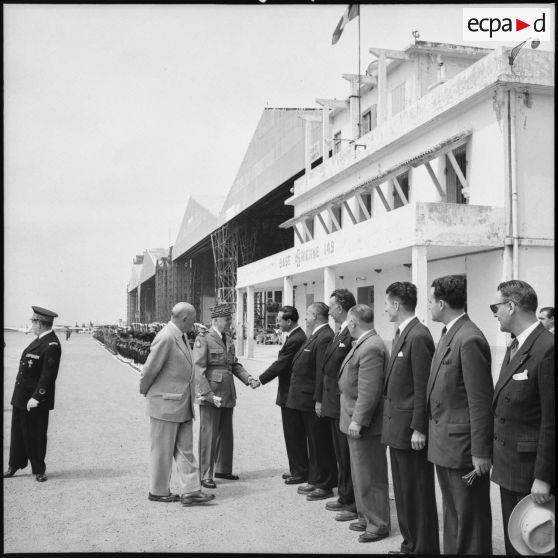Accueil du maréchal Juin à l'aéroport d'Alger.