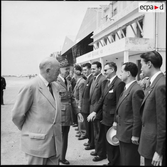 Accueil du maréchal Juin à l'aéroport d'Alger par les autorités civiles.