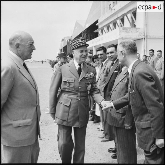 Accueil du maréchal Juin à l'aéroport d'Alger par les autorités civiles.