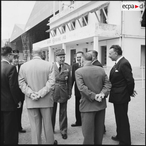 Accueil du maréchal Juin à l'aéroport d'Alger par les autorités civiles.