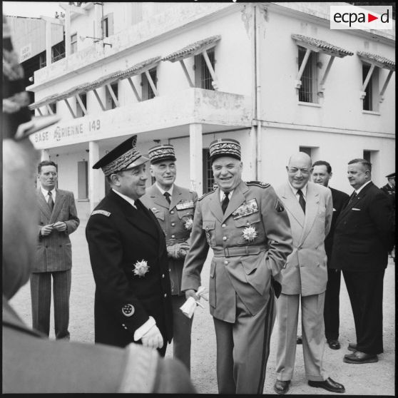 Le maréchal Juin rigole avec le comité d'accueil.