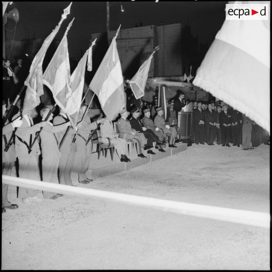 Porte-drapeaux devant le ruban d'inauguration de l'avenue de la 3e DIA à Alger.